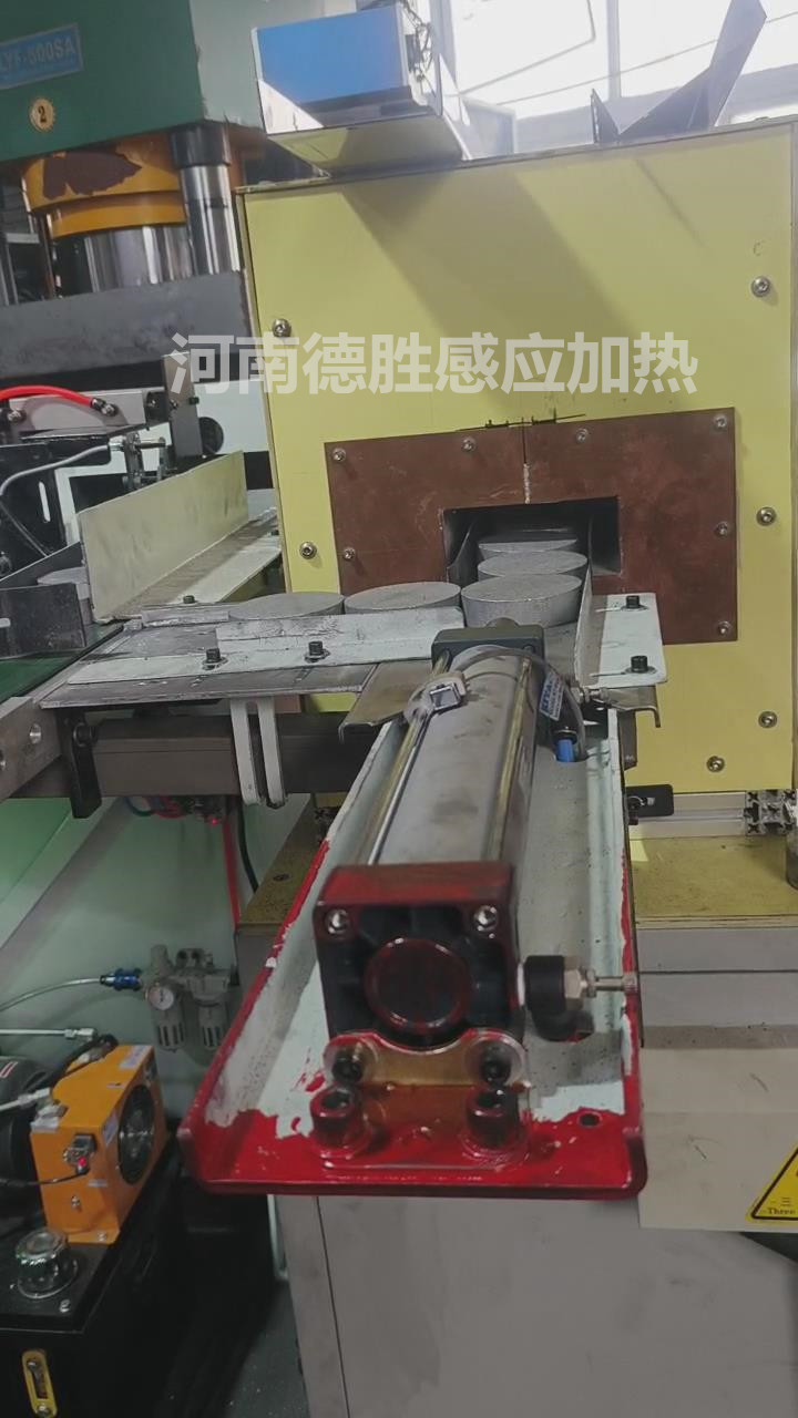 铝饼加热进料装置