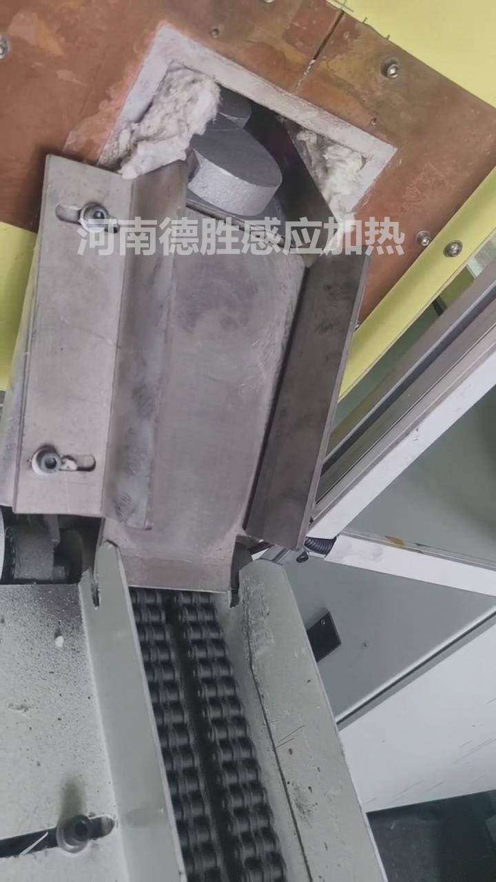 铝饼加热出料装置